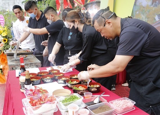 Tại lễ khai mạc đã diễn gia chương trình giao lưu ẩm thực Nhật – Việt “Tôn vinh ẩm thực cá lăng Đất Tổ”.